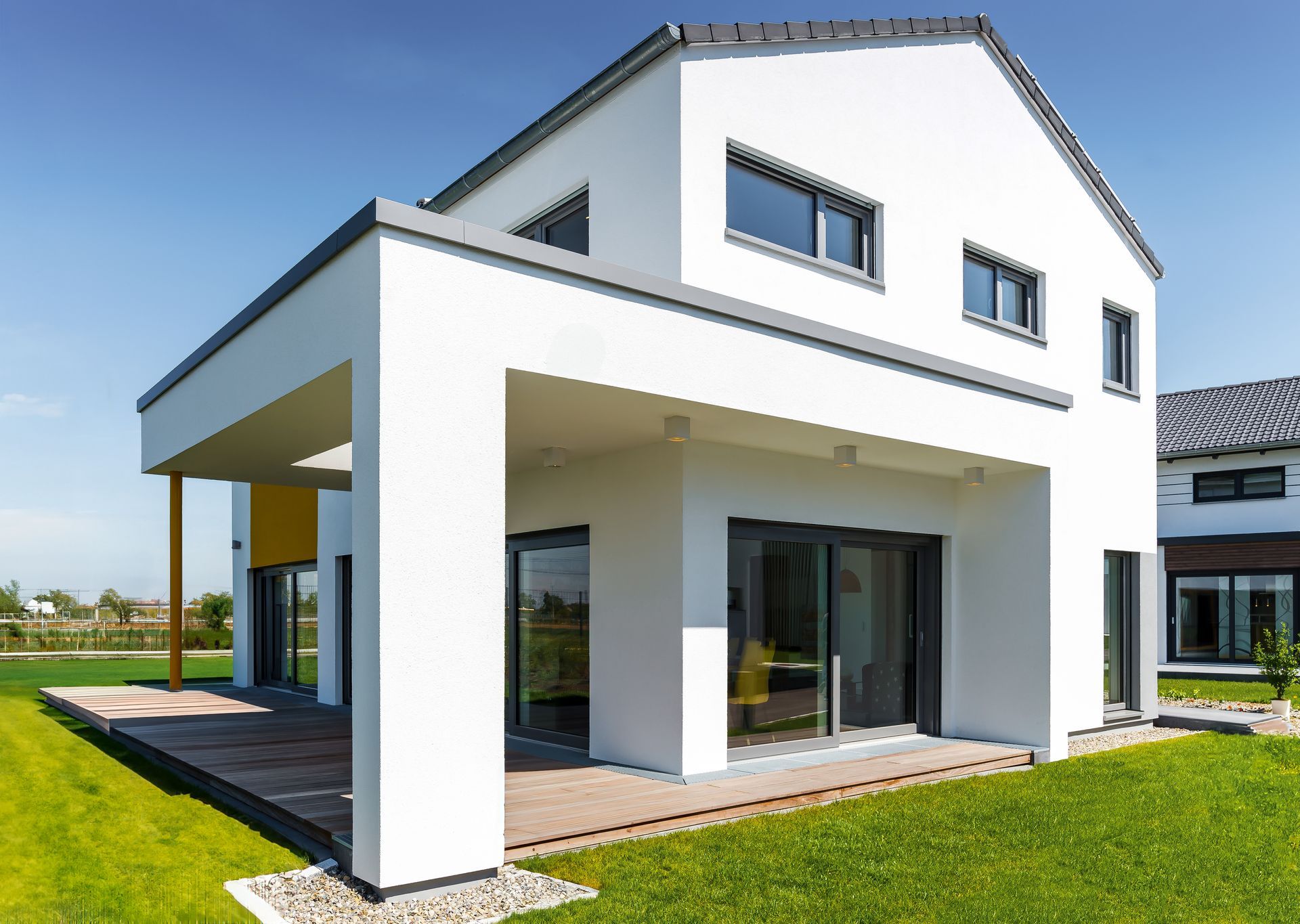 Maison moderne à façade blanche