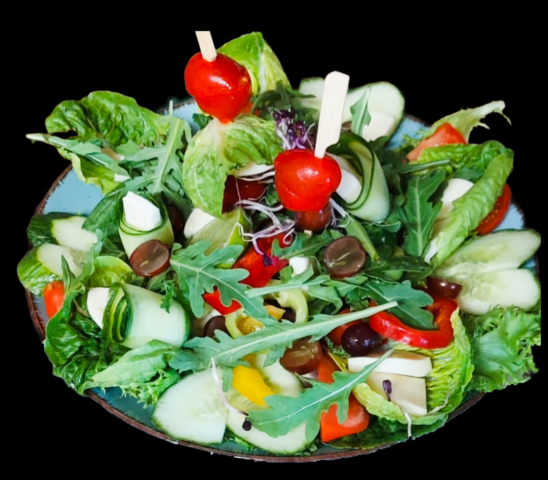 Salat in einer blauen Schüssel mit Salatblättern, Tomaten, Gurken und Käse.