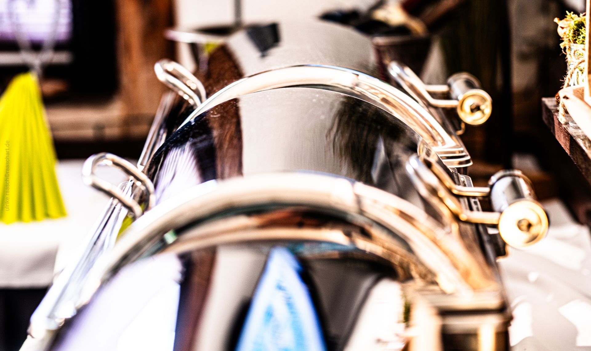 Glänzende silberne Warmhaltebehälter an einem Buffet, Nahaufnahme mit Weichzeichner.