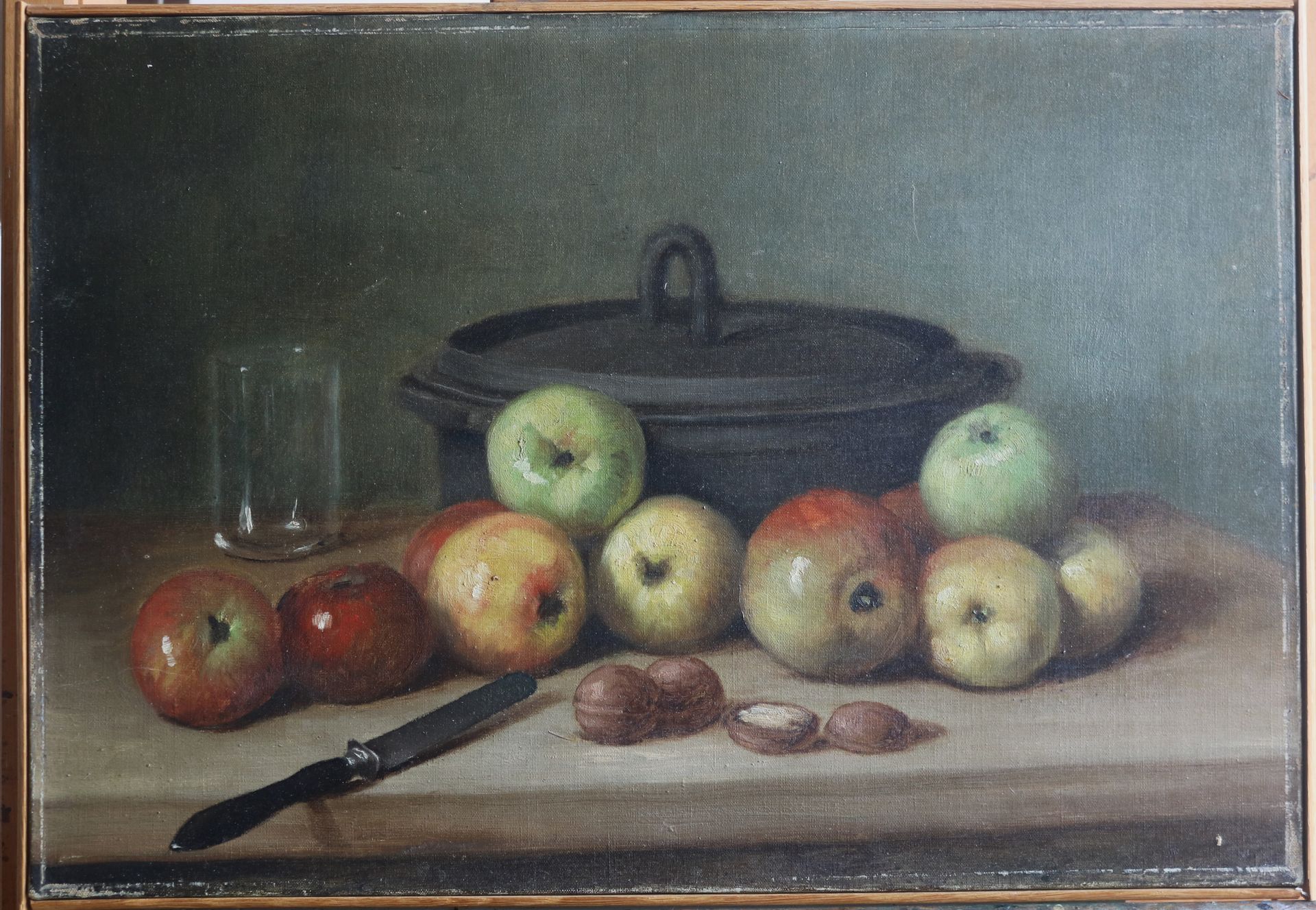 Tableau d'une cocotte en fonte avec des pommes