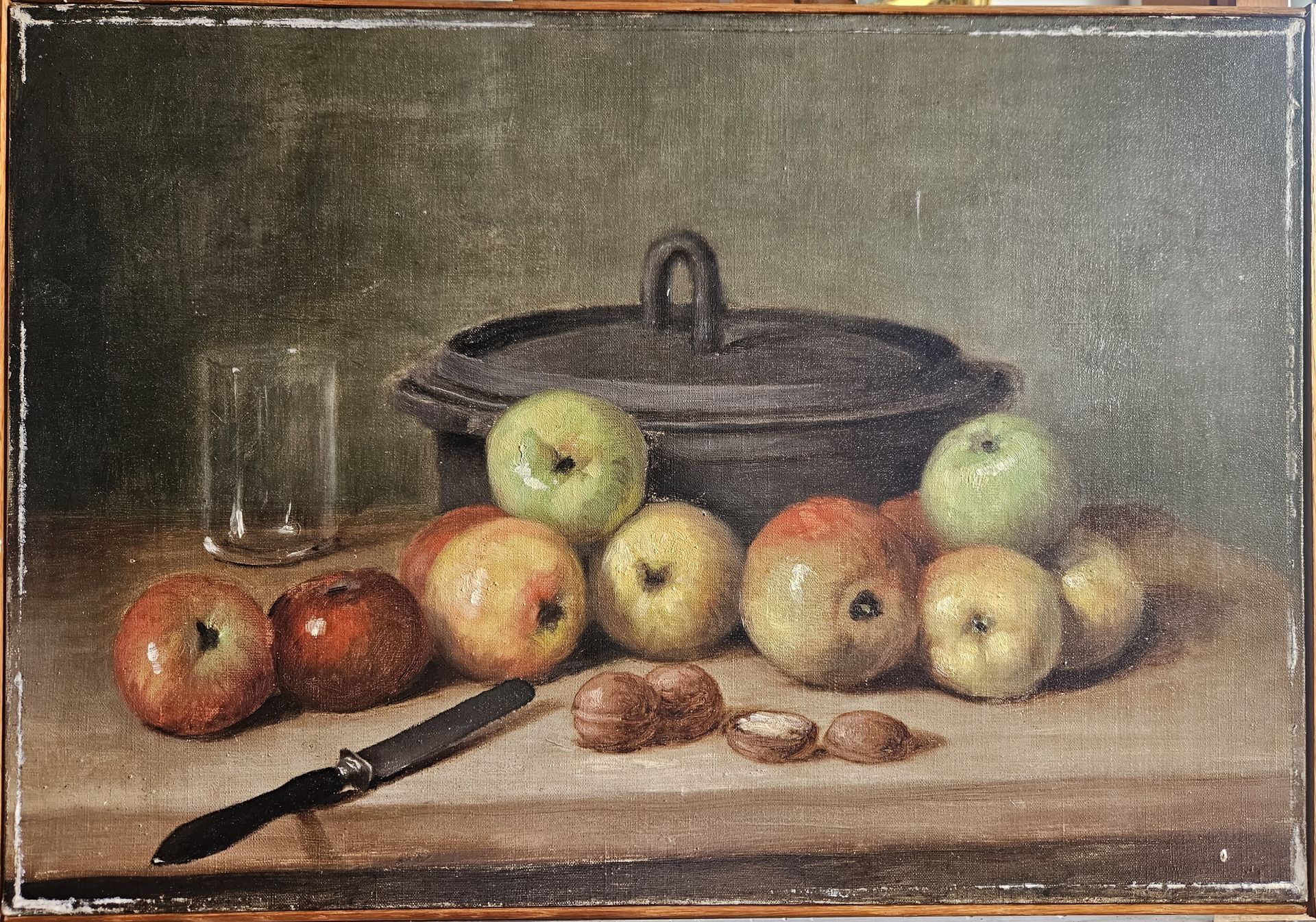 Tableau d'une cocotte en fonte avec des pommes abîmé