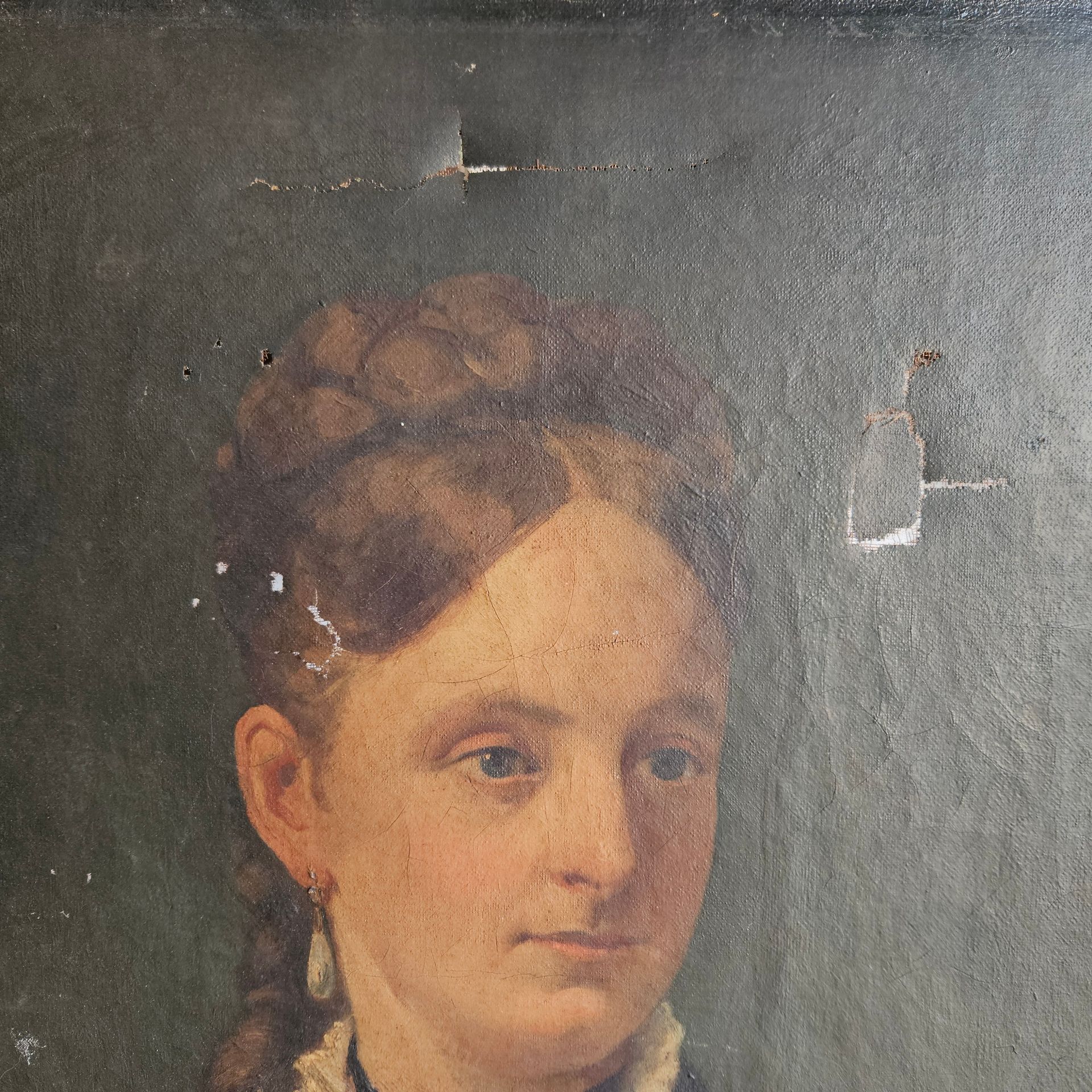 Tableau avec la tête d'une femme et des déchirures.