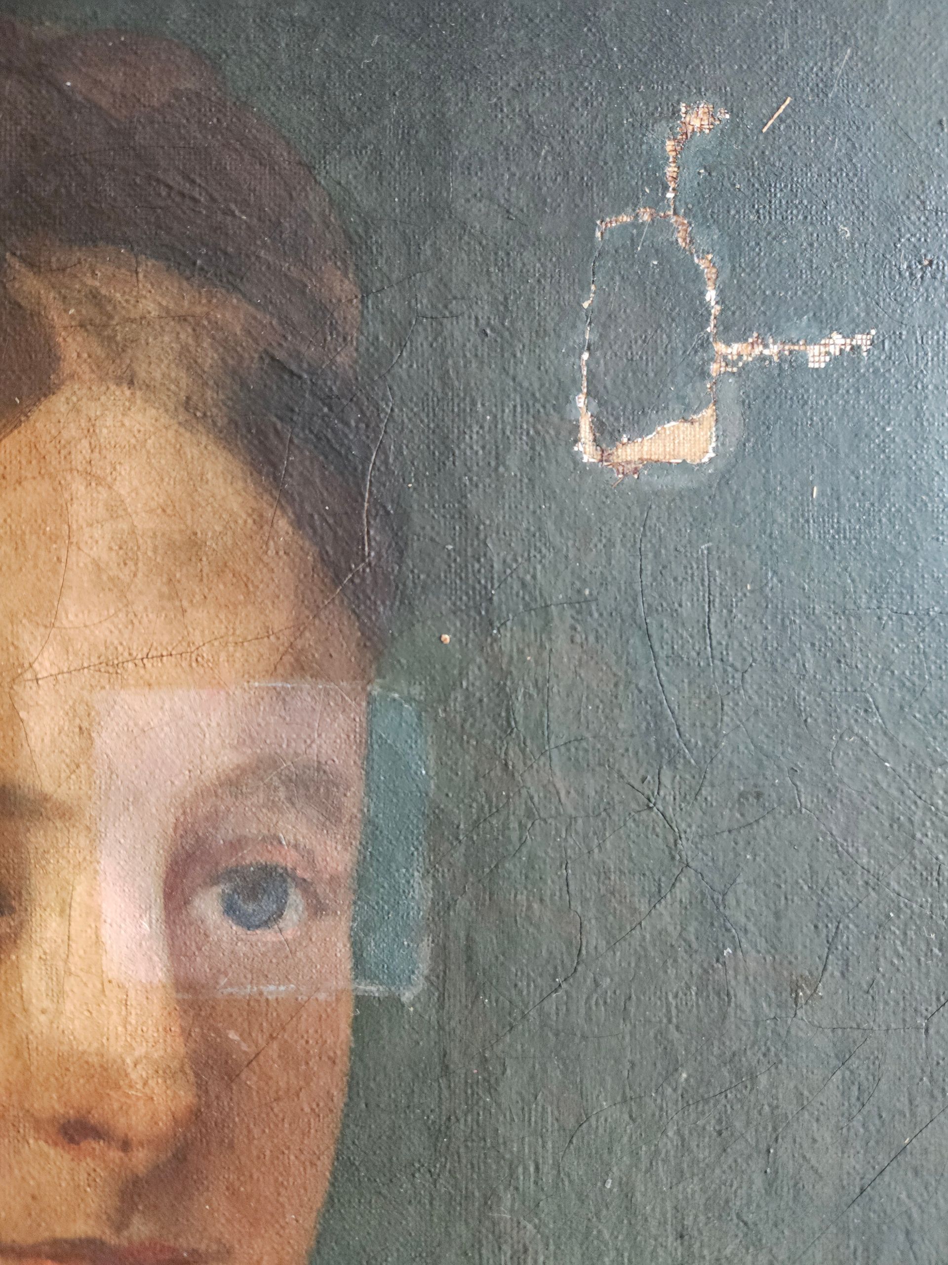 Déchirure sur le tableau d'une femme.