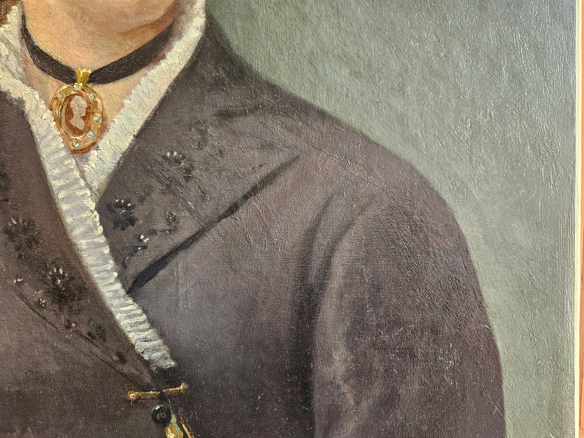 Épaule restaurée du tableau d'une femme.