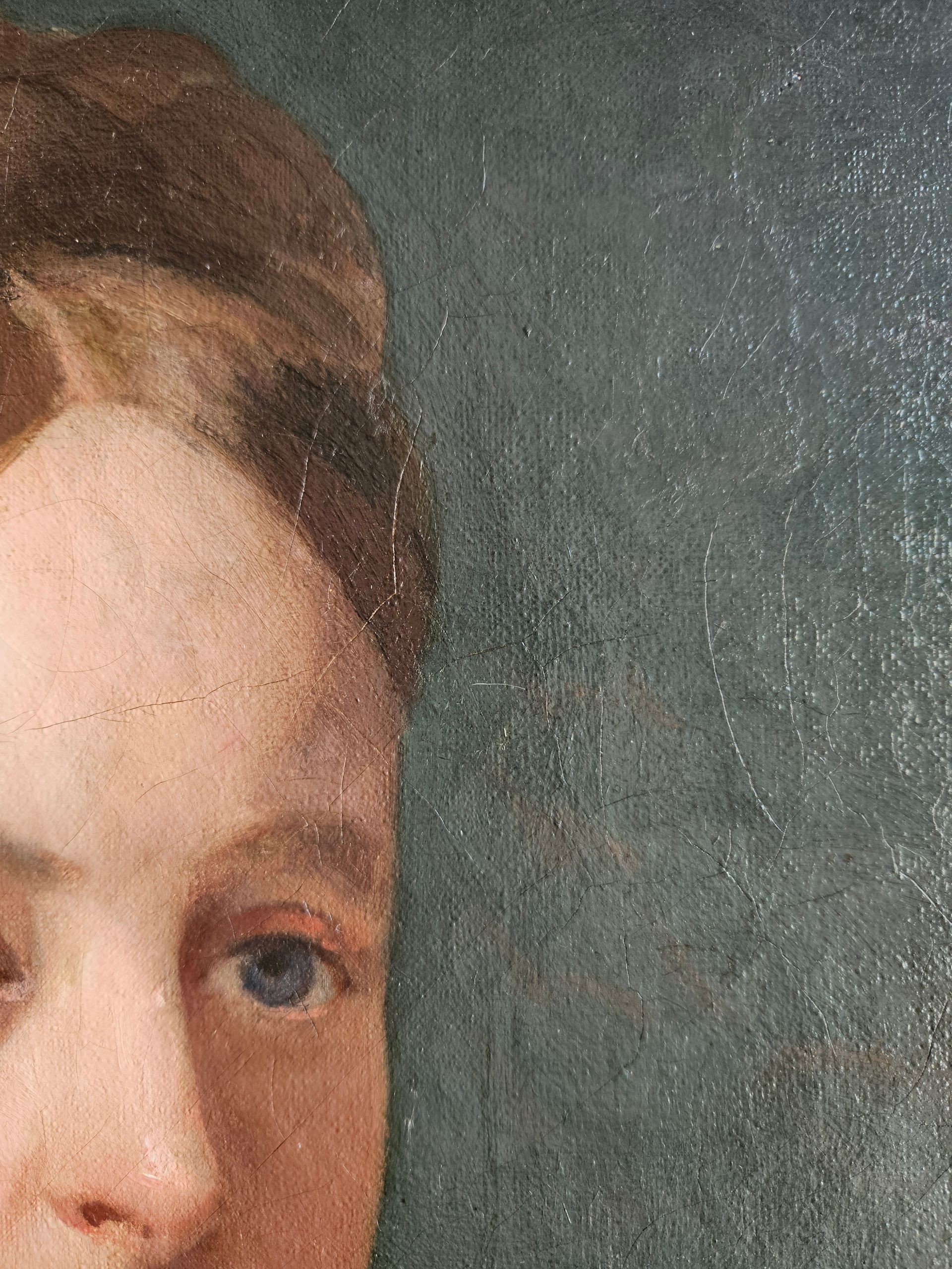Peinture comblée sur le tableau d'une femme.