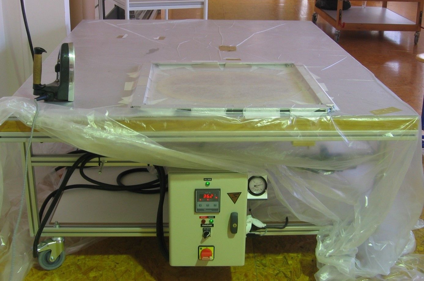 Machine de relaxation de la toile pour une remise en plan des déformations.