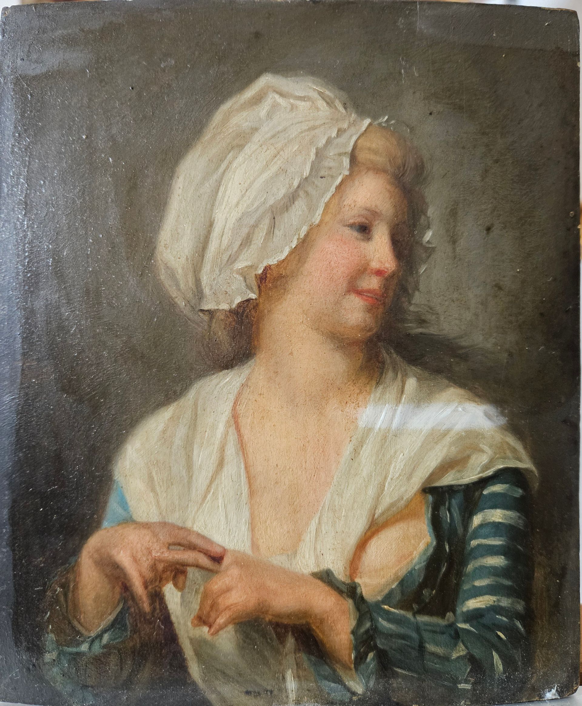 Femme avec un bonnet avant restauration.
