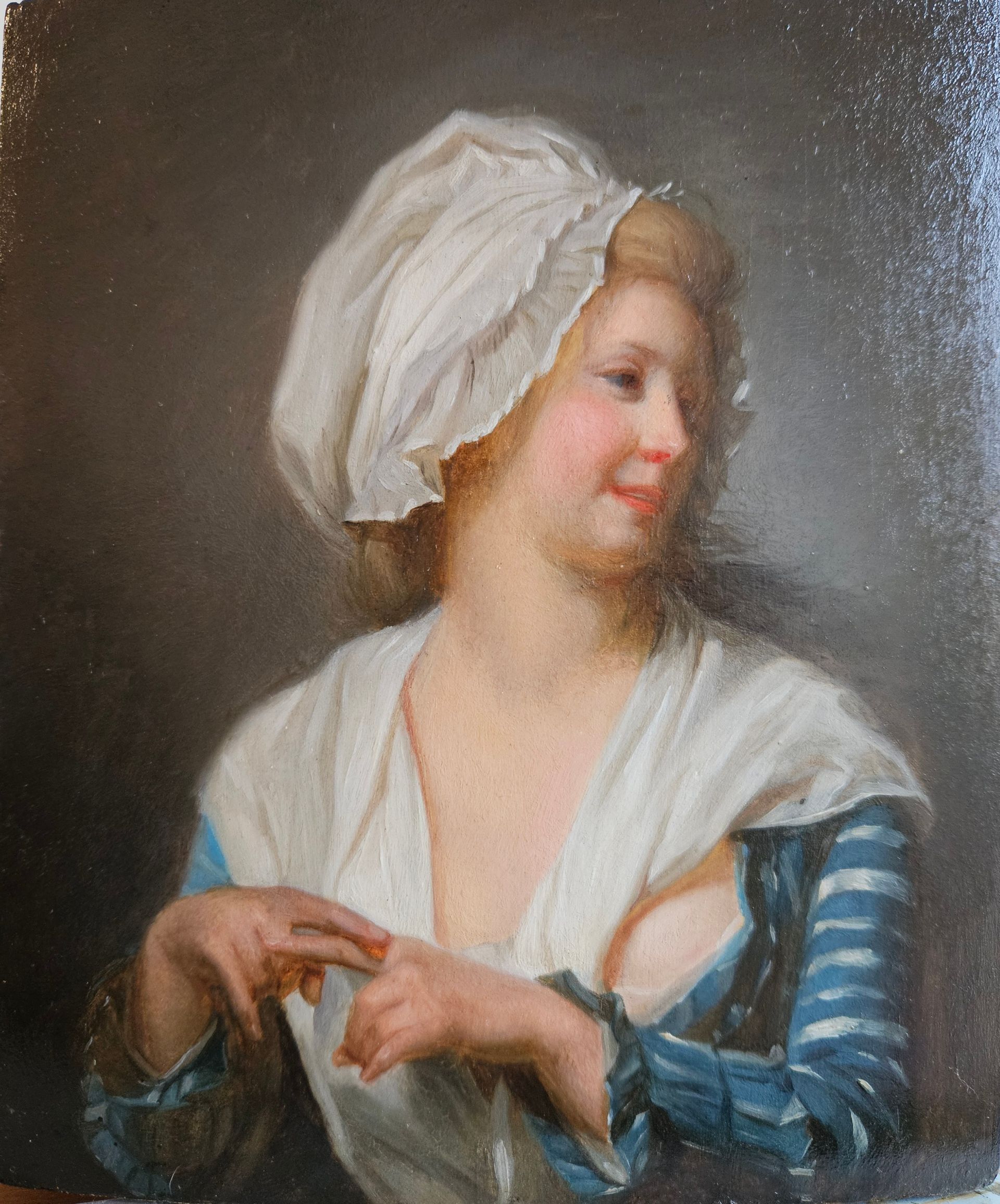 Femme avec un bonnet restauré.