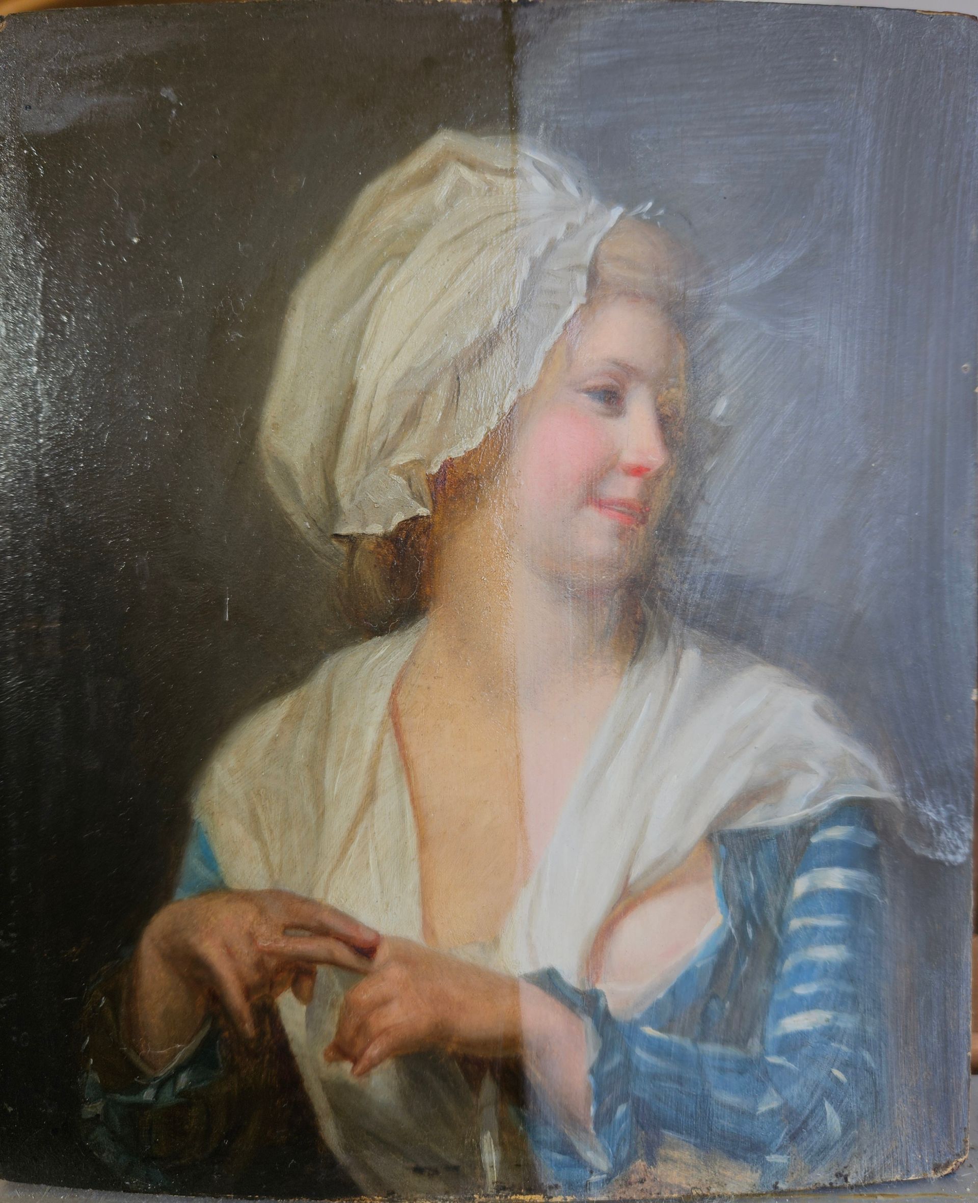 Tableau d'une femme tourant la tête, avec un châle blanc autour des épaules.