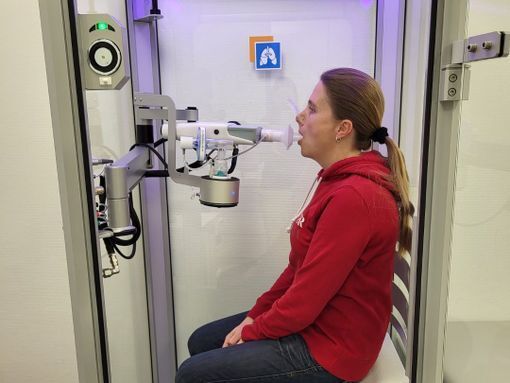 Ärztin liest Dokumente