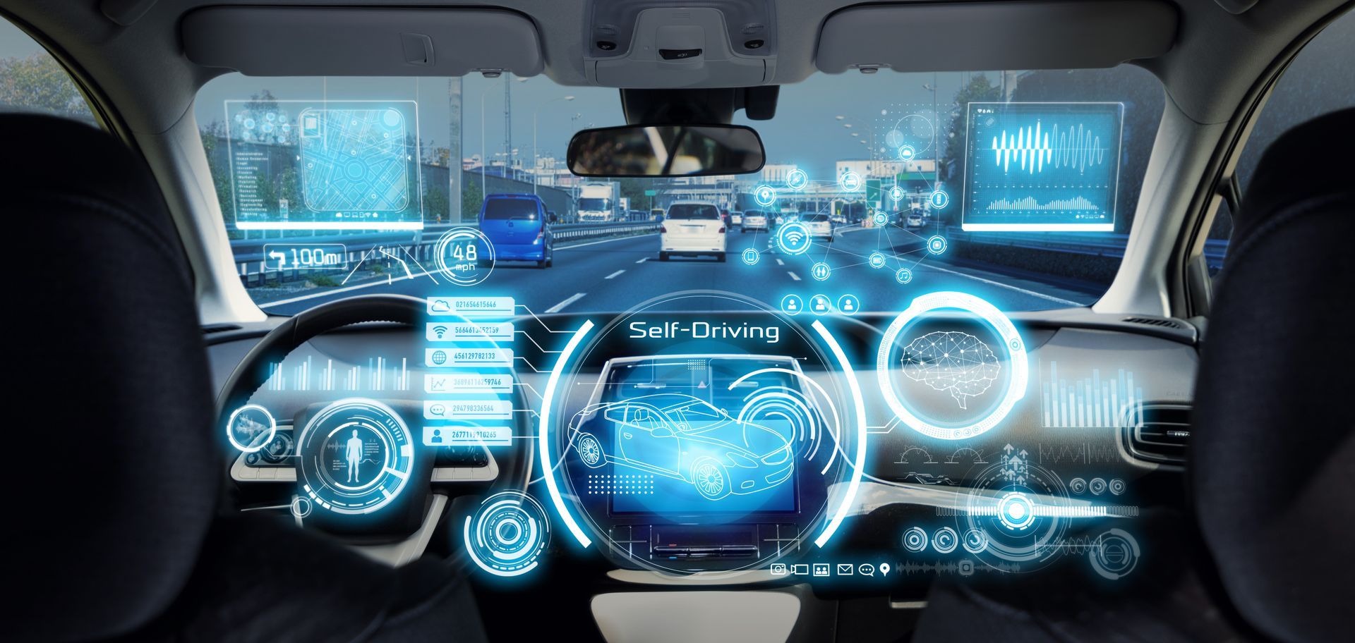 Intérieur futuriste de voiture avec tableau de bord numérique bleu lumineux et commandes holographiques, vu depuis le siège arrière.
