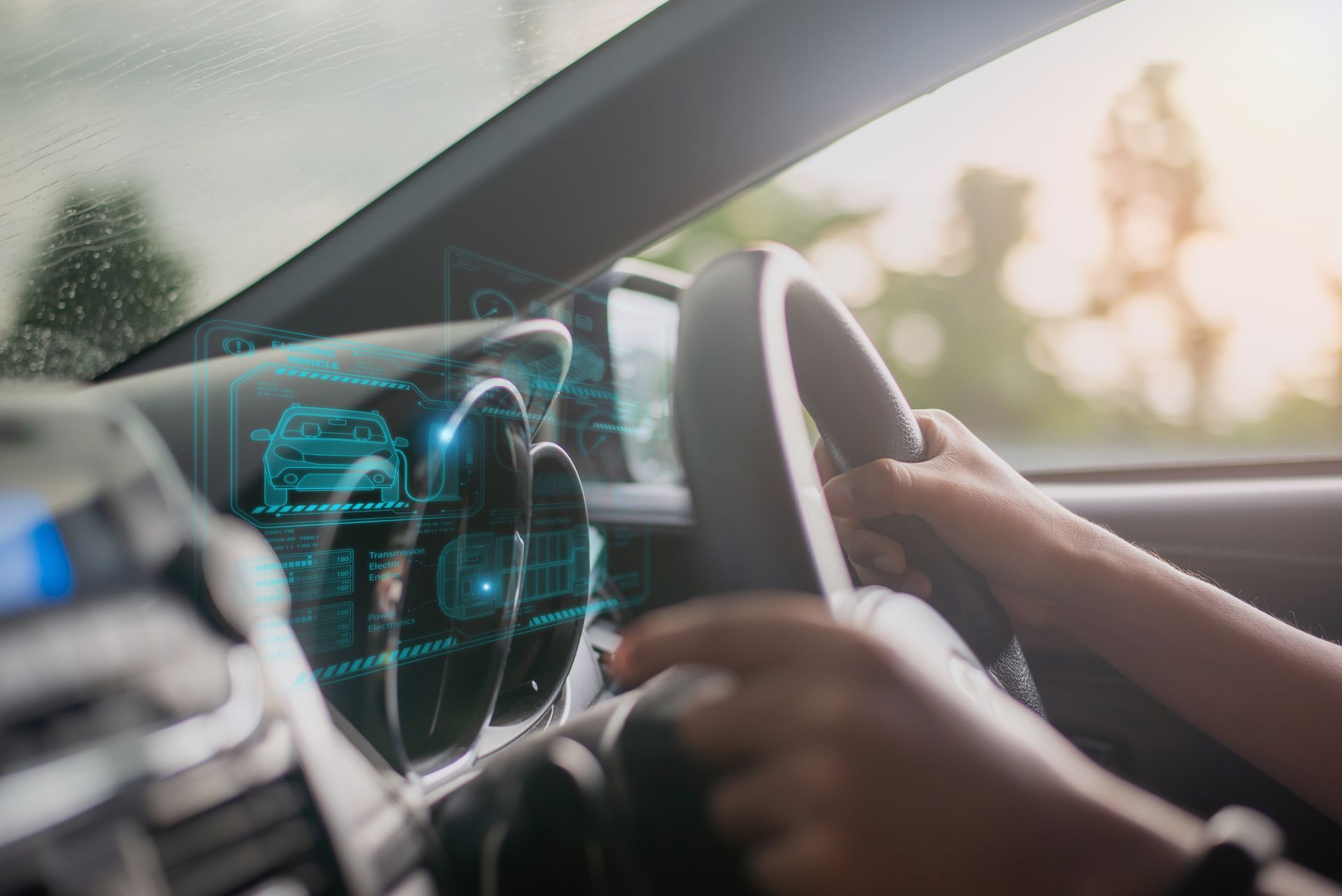 Conducteur utilisant l'interface numérique du tableau de bord d'une voiture avec des icônes holographiques bleues futuristes sur l'écran.