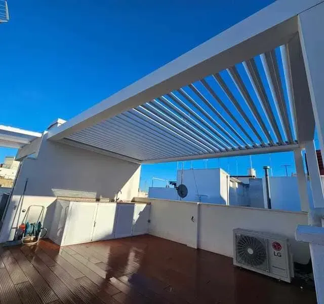 Un aire acondicionado LG está debajo de una pérgola.