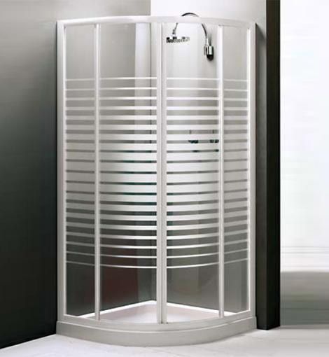 Una cabina de ducha con una puerta de vidrio rayada en un baño.