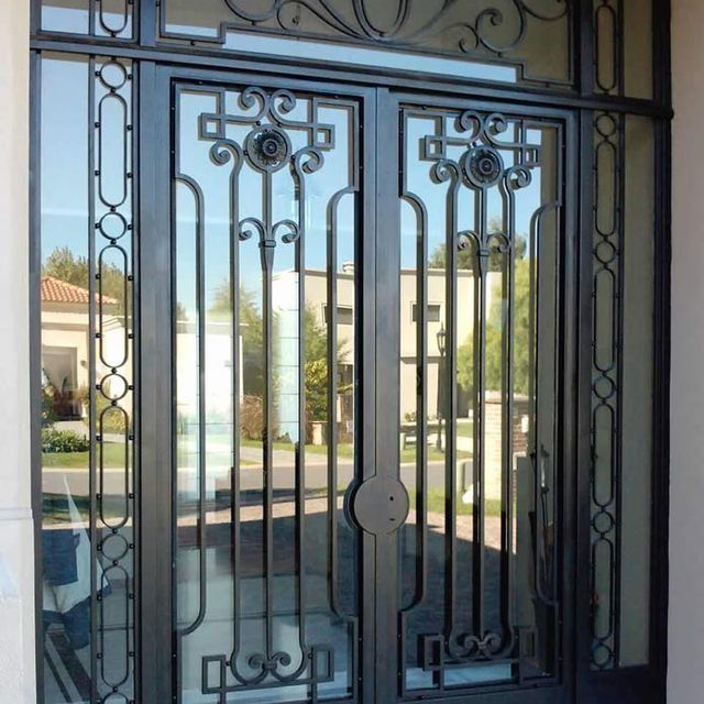 Una puerta de hierro forjado con la palabra puerta escrita en ella.