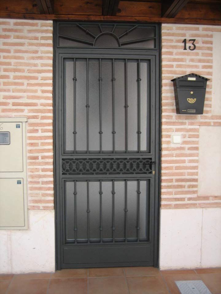 Una pared de ladrillos con el número 13