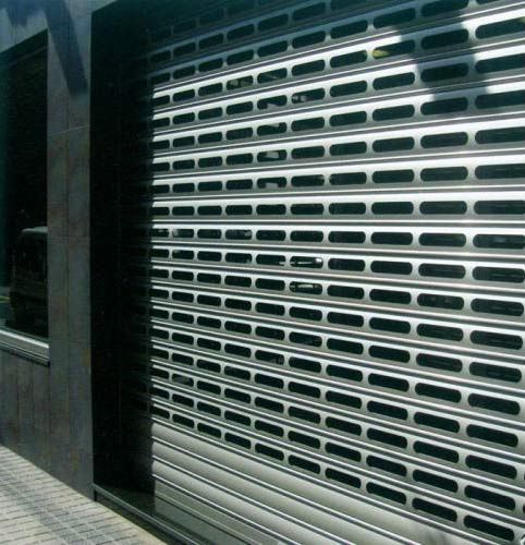 Un primer plano de una persiana metálica en un edificio.