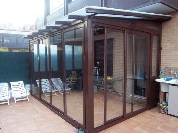 Un patio con una puerta corrediza de vidrio y un fregadero.