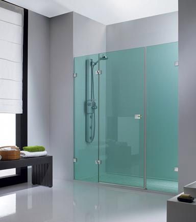 Un baño con ducha a ras de suelo y ventana.