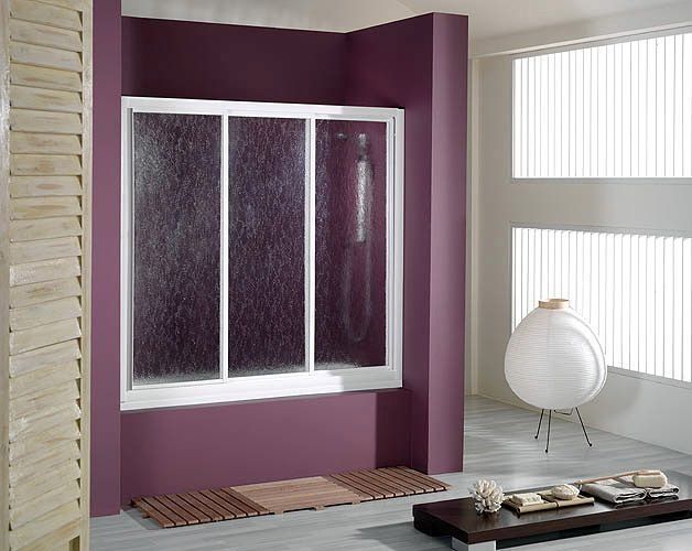 Un baño con paredes moradas y una puerta de ducha corrediza.