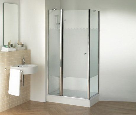 Un baño con lavabo y ducha.