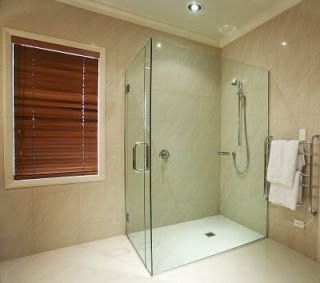 Un baño con ducha a ras de suelo y ventana.