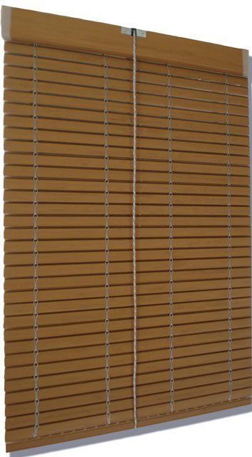 Un primer plano de una persiana de madera en una ventana.