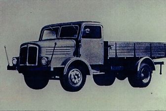 Vintage-Pickup-Truck mit Pritsche in Schwarz-Weiß, Seitenansicht vor einfarbigem Hintergrund
