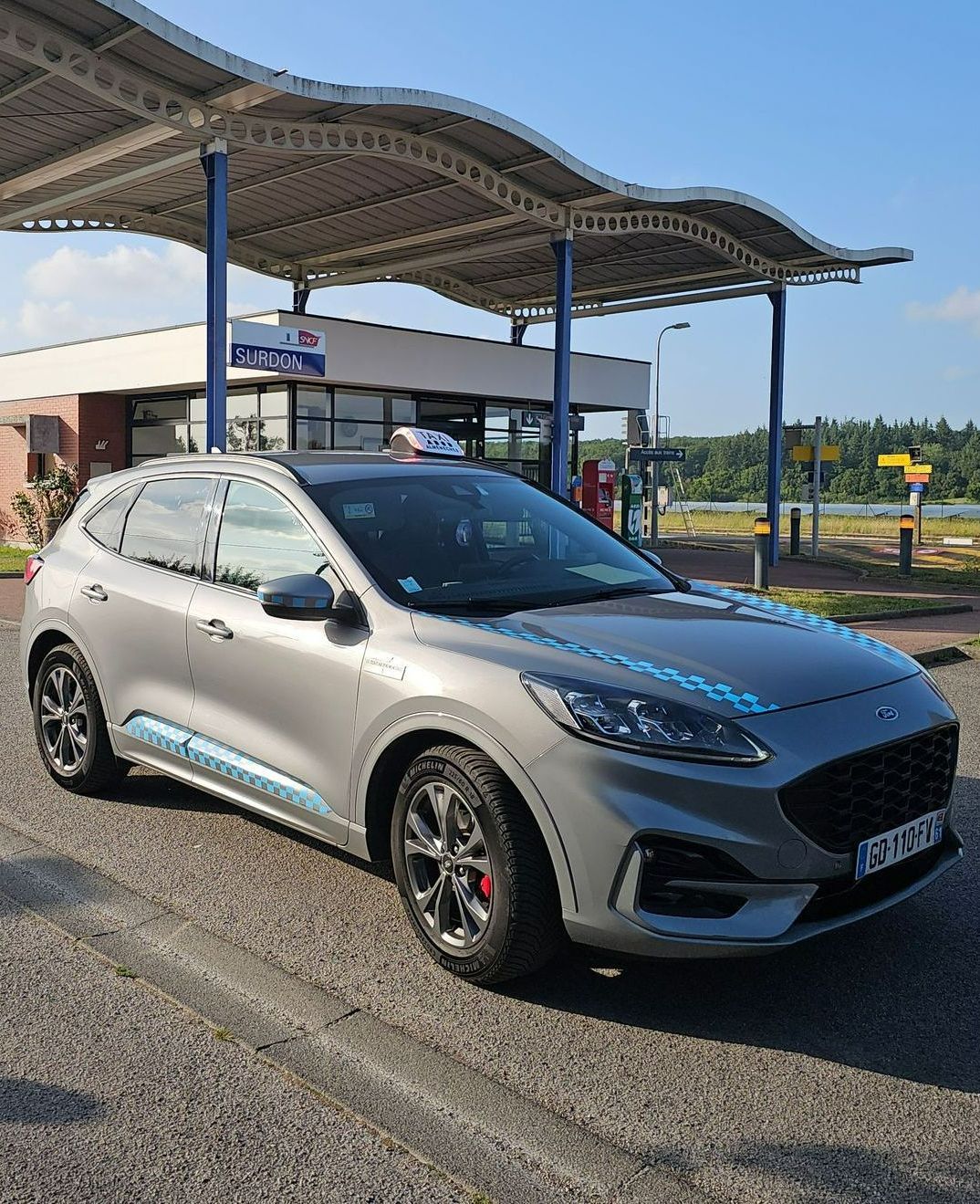 La voiture taxi de Taxis Des Sources