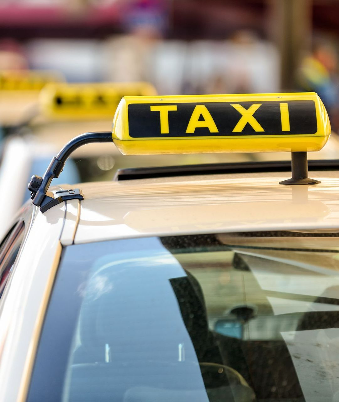 Enseigne TAXI au-dessus de la voiture