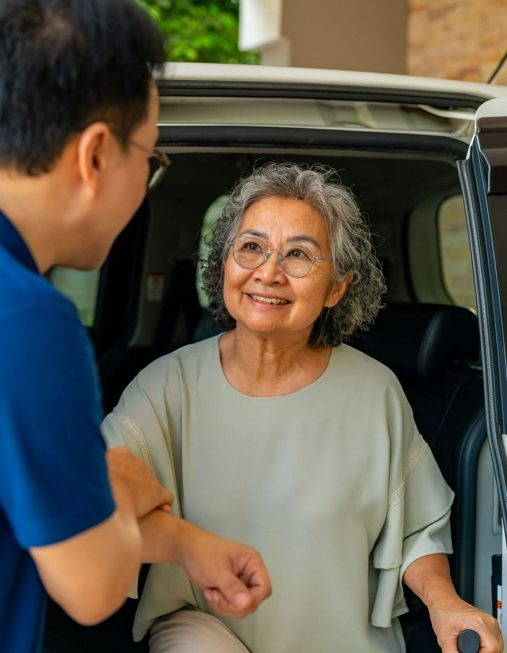 Un homme aide une femme à sortir de la voiture