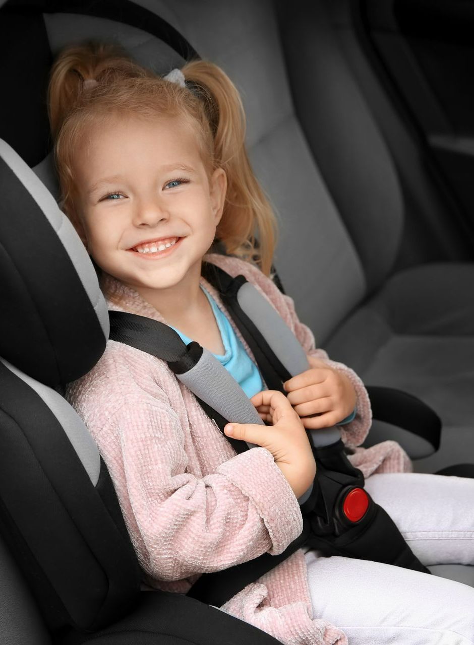 Un enfant attaché dans un siège auto