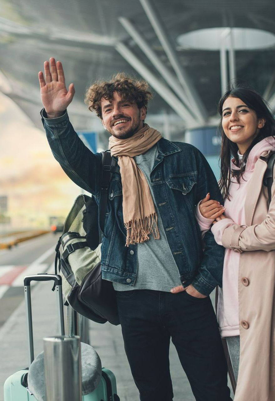 Un couple attend un taxi, l'homme lève la main