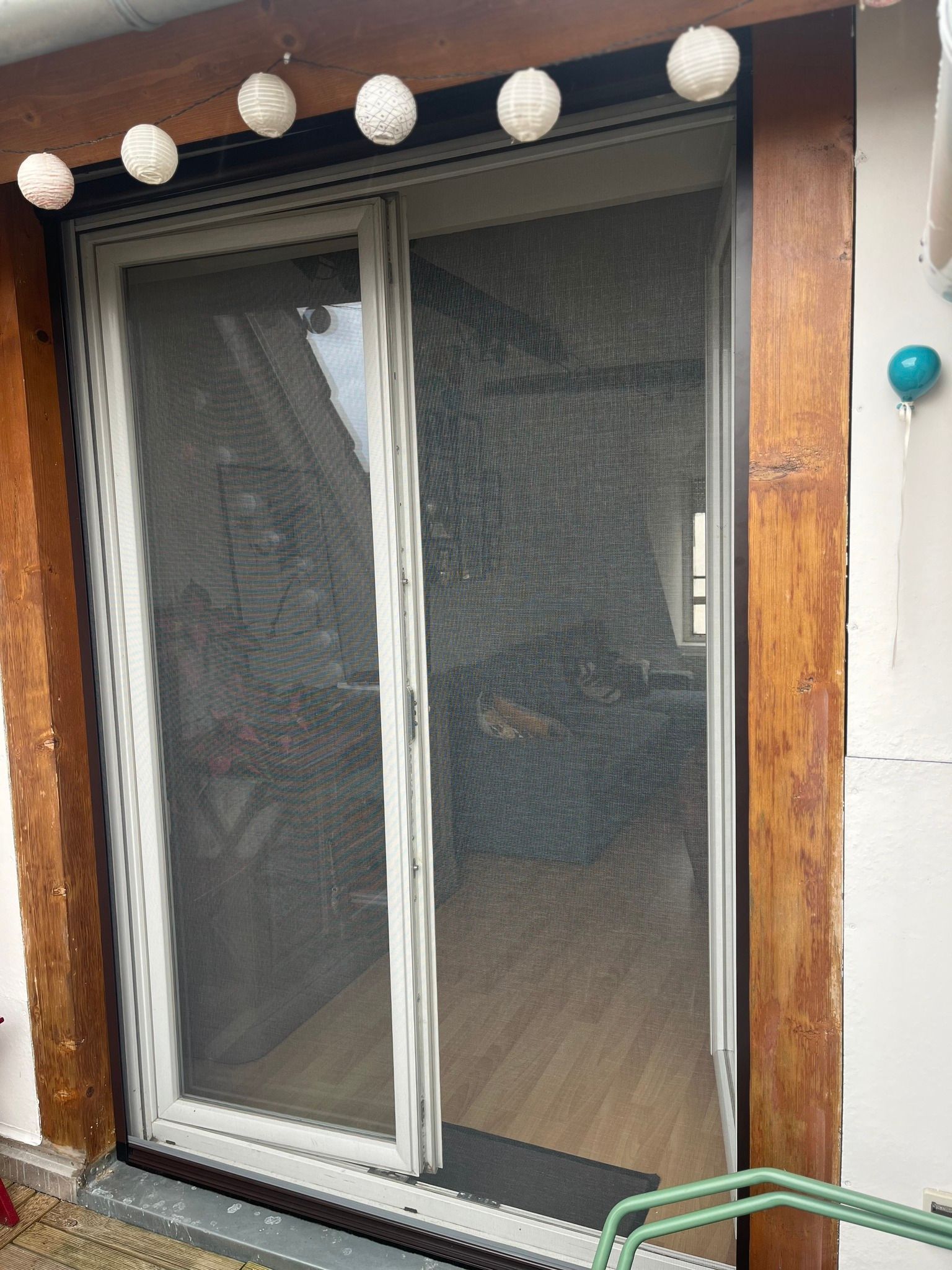 Gros plan sur une fenêtre avec moustiquaire