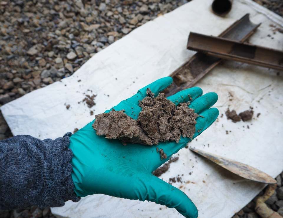 Erdprobe wird entnommen