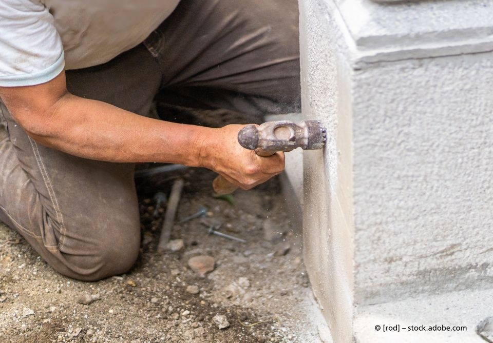 Steinmetz bei der Arbeit