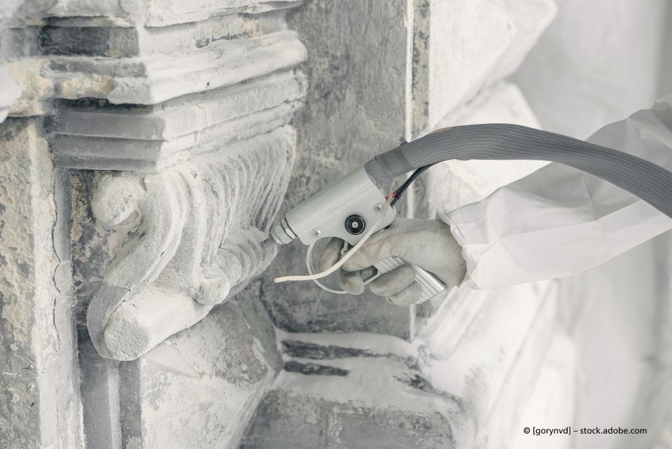 Steinmetz bei der Arbeit