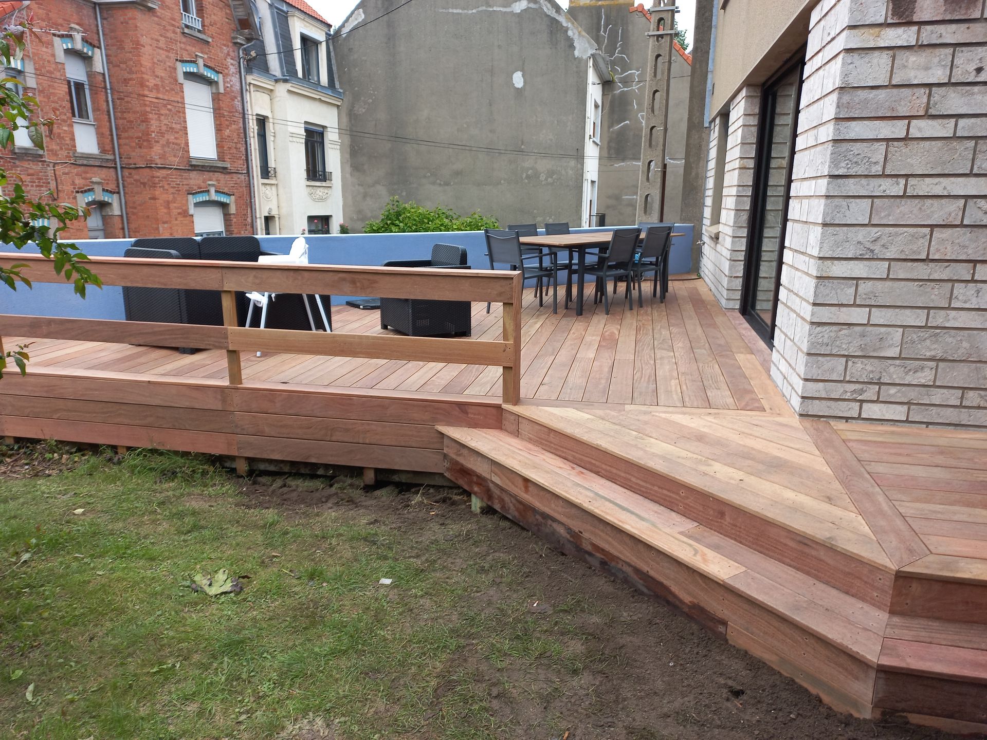 Une terrasse avec des chaises dessus
