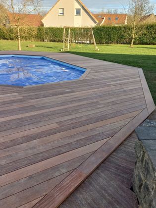 Une piscine et sa terrasse