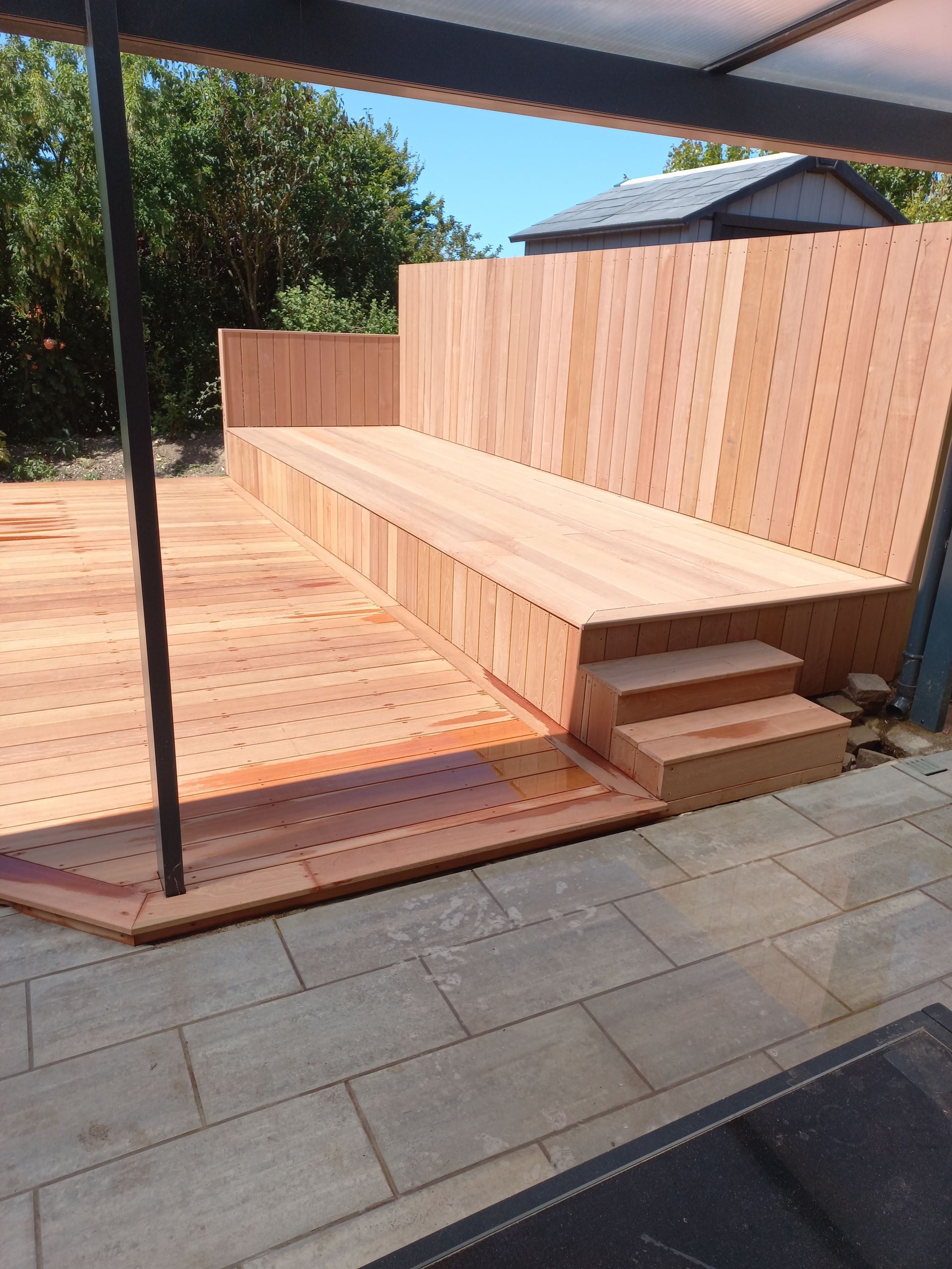 Un terrasse en bois sur plusieurs niveaux
