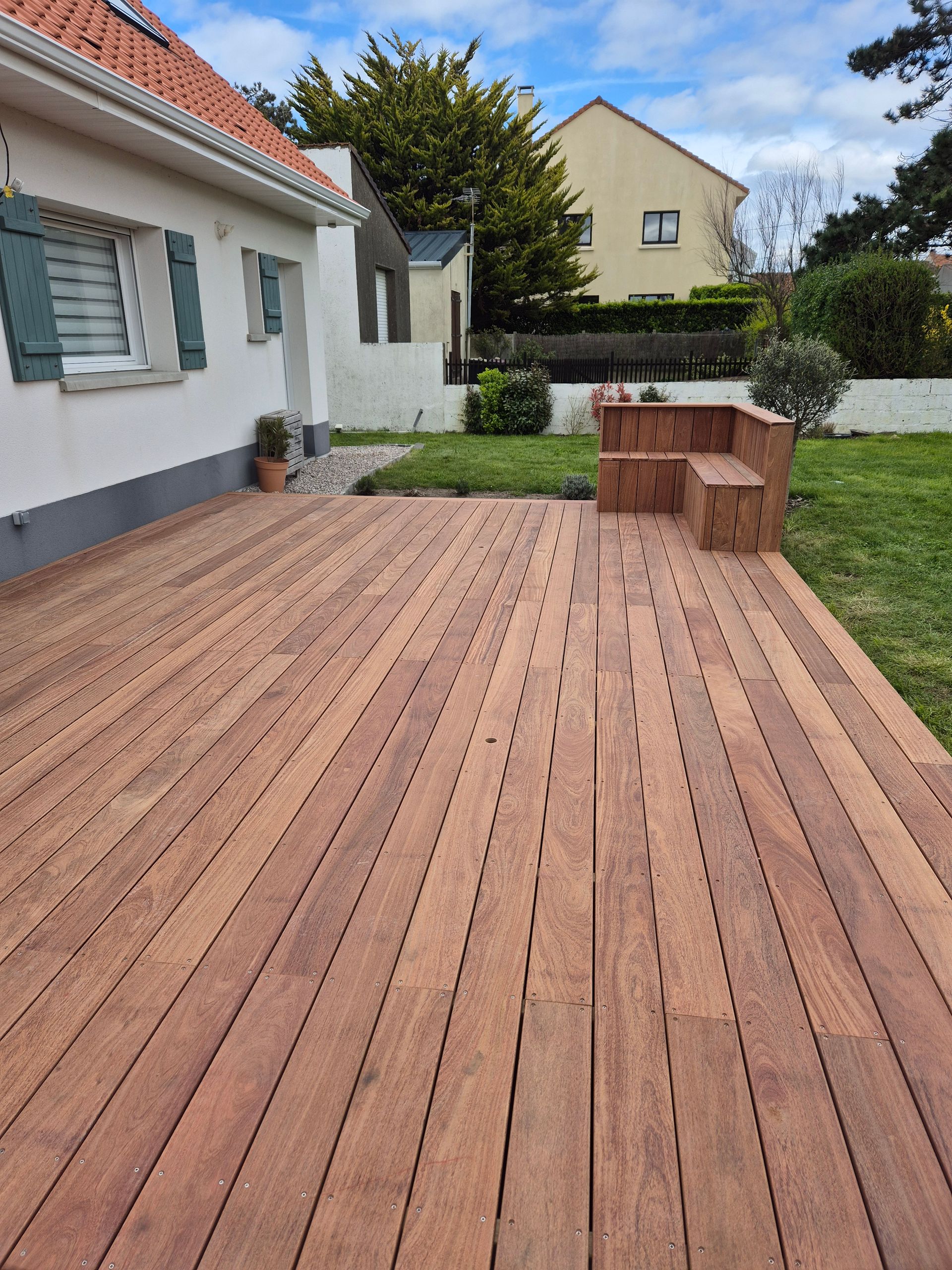 Une terrasse en lames en bois