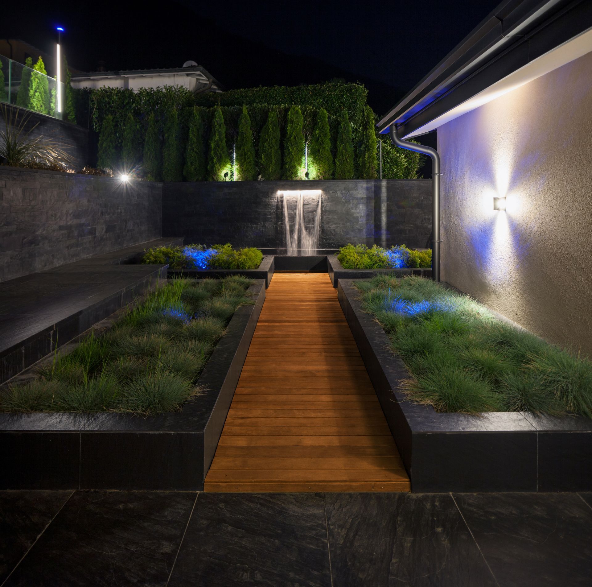 Un jardin avec de nombreux éclairages extérieurs