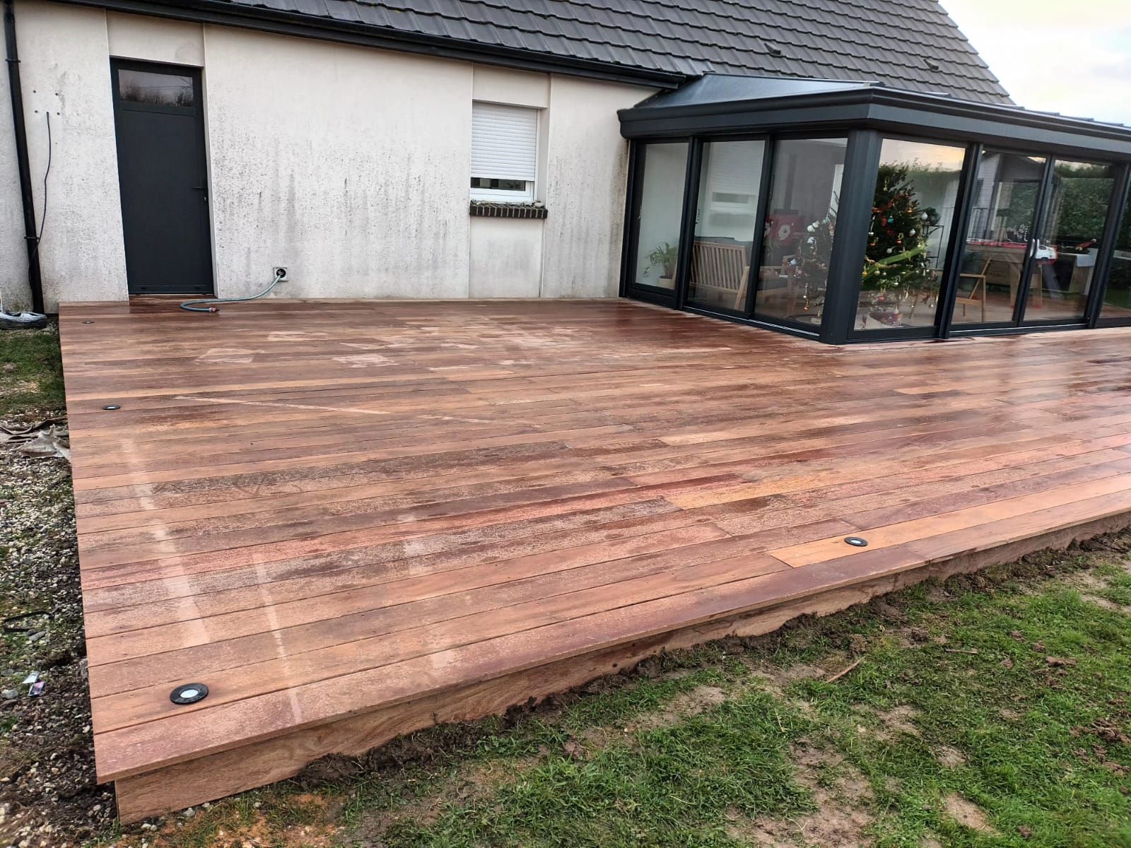 Une terrasse en bois neuve