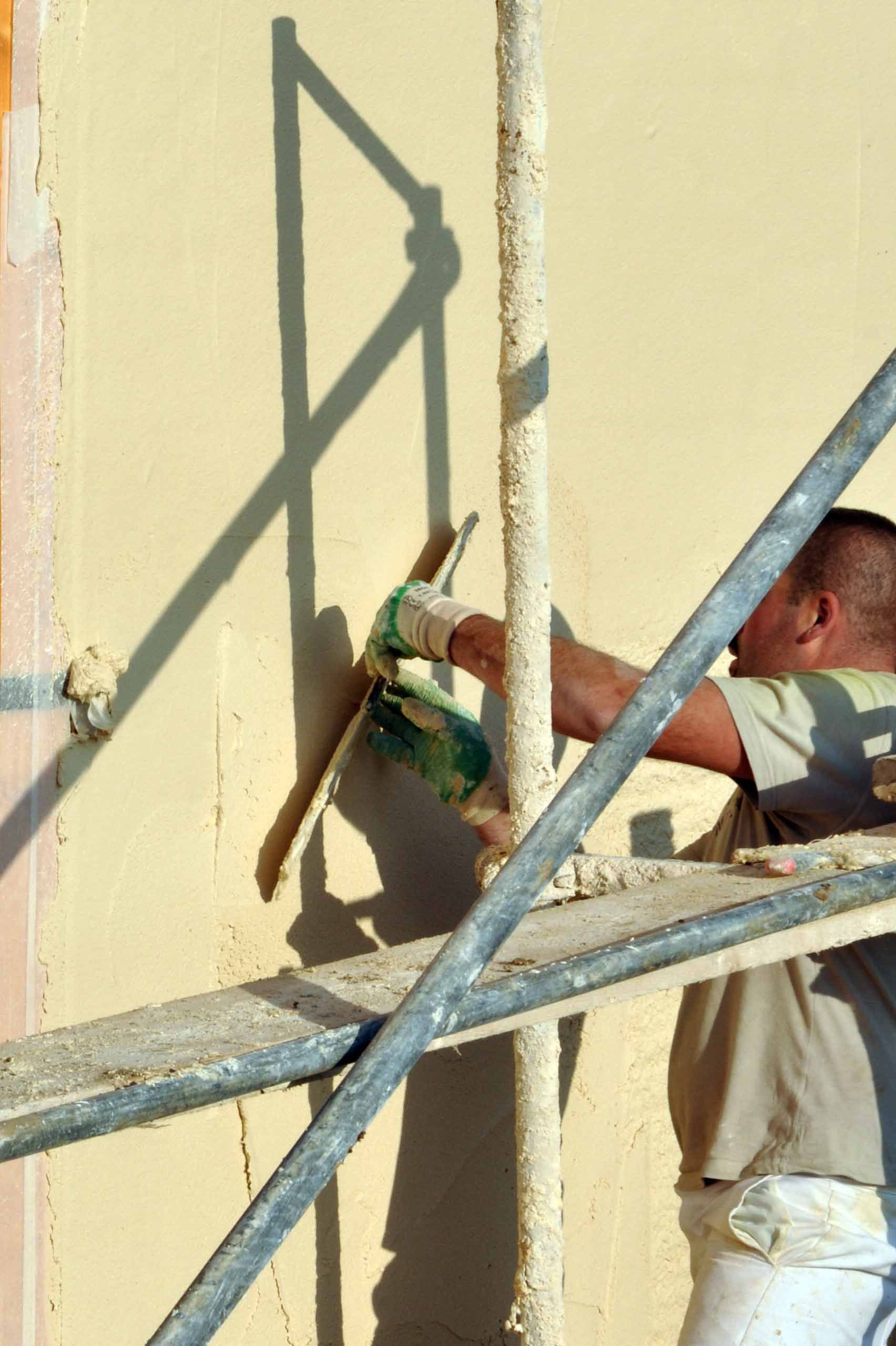 technicien réalisant un ravalement de façade