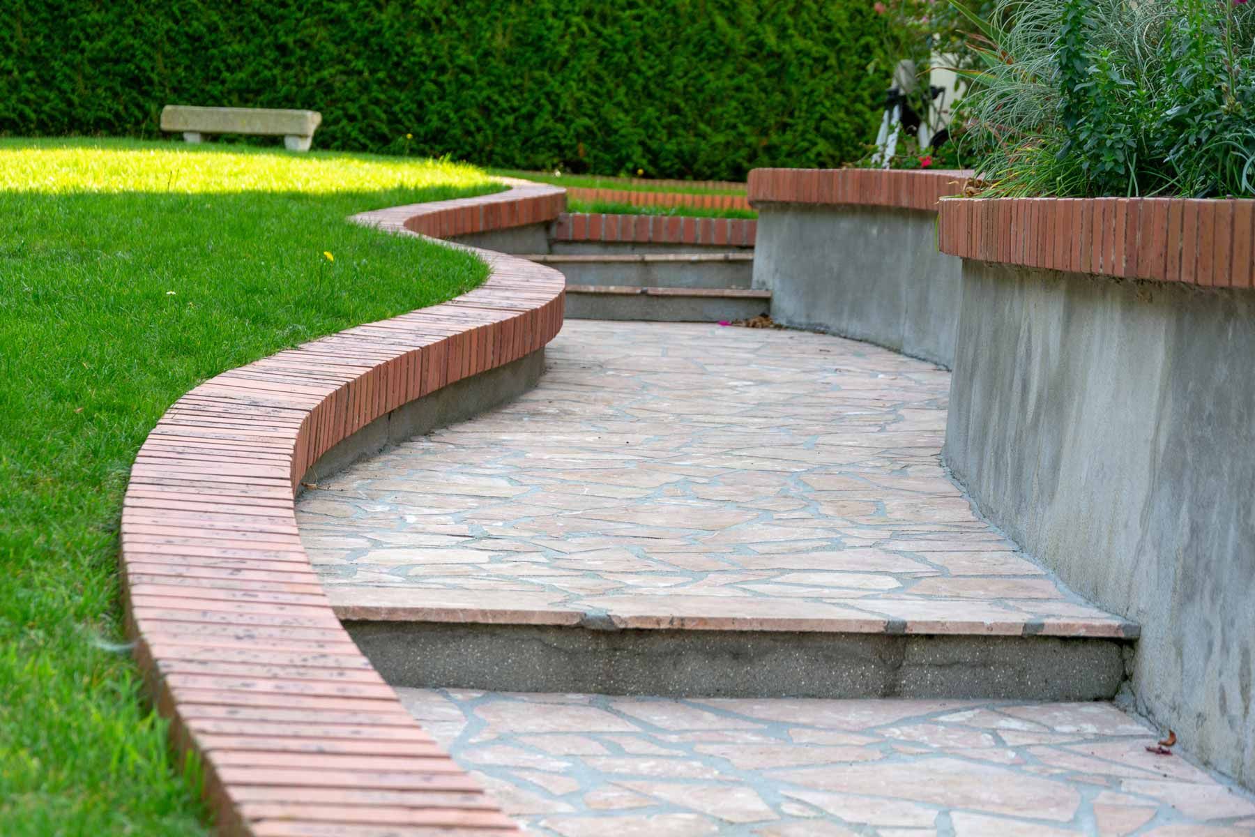 Allée de jardin avec marche et bordure