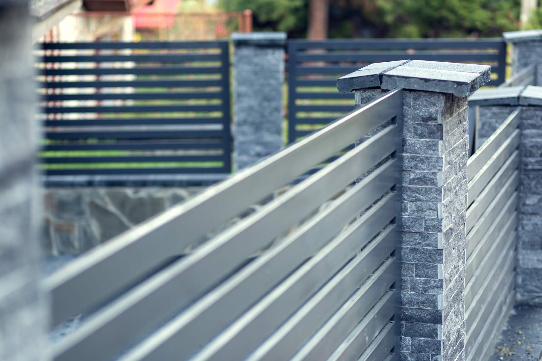 Clôture moderne en pierre et PVC