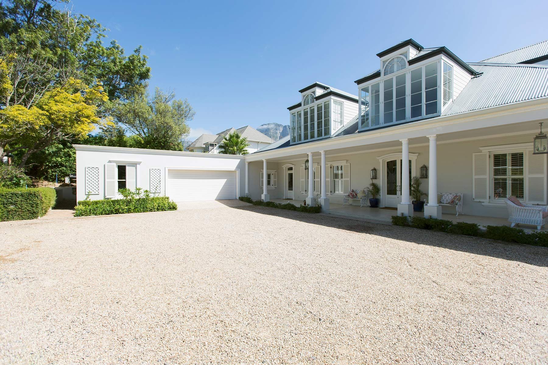 Allée devant des maisons