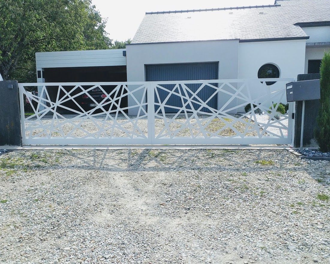 Un portail blanc design.