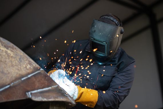 Une personne effectuant une soudure sur de l'acier.