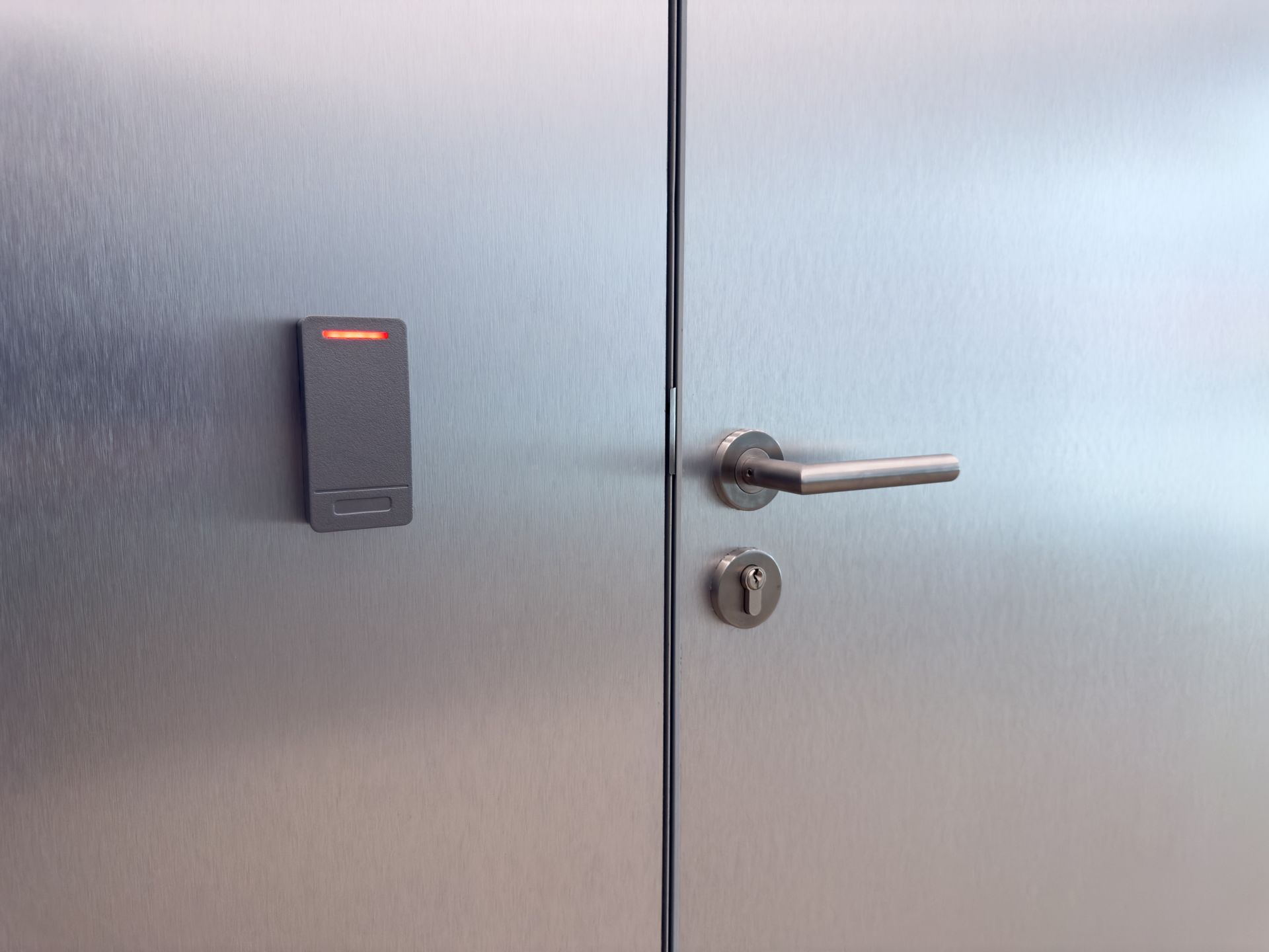 Une double porte grise en métal.